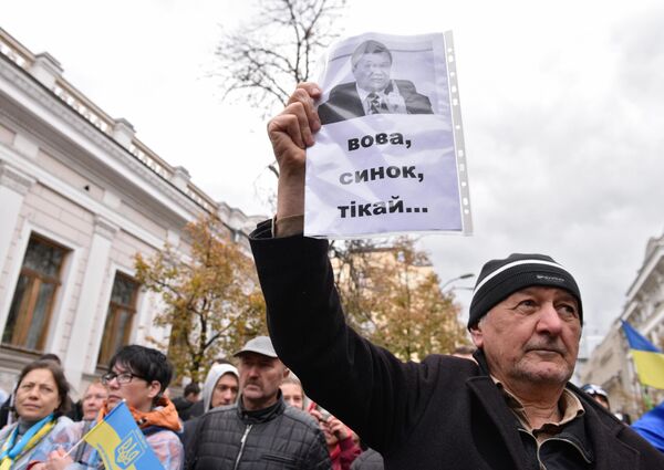 Участники акции Нет Капитуляции против согласования Киевом формулы Штайнмайера по урегулированию в Донбассе на площади Независимости в Киеве Участники акции Нет Капитуляции против согласования Киевом формулы Штайнмайера по урегулированию в Донбассе на площади Независимости в Киеве