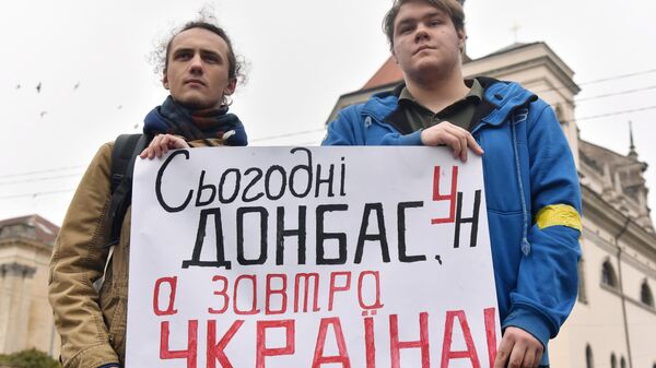 Участники акции Нет Капитуляции против согласования Киевом формулы Штайнмайера по урегулированию в Донбассе на площади Независимости в Киеве Участники акции Нет Капитуляции против согласования Киевом формулы Штайнмайера по урегулированию в Донбассе на площади Независимости в Киеве