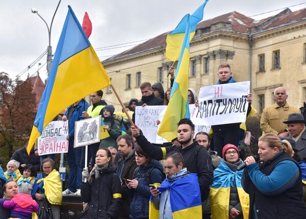 Участники акции Нет Капитуляции против согласования Киевом формулы Штайнмайера по урегулированию в Донбассе на площади Независимости в Киеве Участники акции Нет Капитуляции против согласования Киевом формулы Штайнмайера по урегулированию в Донбассе на площади Независимости в Киеве