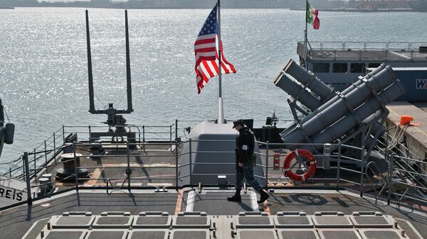 Солдат морской пехоты США на палубе военного корабля USS Vicksburg в черноморском порту Констанца в Румынии Солдат морской пехоты США на палубе военного корабля USS Vicksburg в черноморском порту Констанца в Румынии