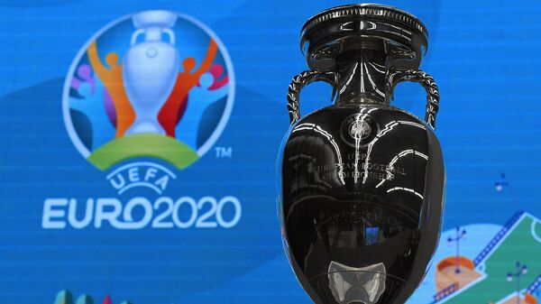 Кубок и логотип чемпионата Европы по футболу 2020