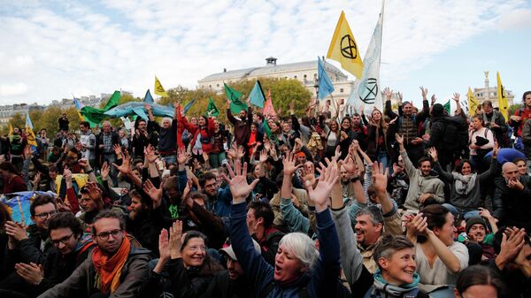 Cторонники экологического движения Extinction Rebellion проводят акцию в защиту климата в Париже Cторонники экологического движения Extinction Rebellion проводят акцию в защиту климата в Париже