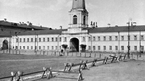 Пожарная каланча Хамовнического полицейского дома включена в ансамбль Хамовнических казарм. Возведена в 1813 году Пожарная каланча Хамовнического полицейского дома включена в ансамбль Хамовнических казарм. Возведена в 1813 году