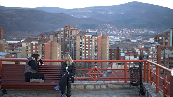 Девушки отдыхают на смотровой площадке на одном из холмов города Косовская Митровица Девушки отдыхают на смотровой площадке на одном из холмов города Косовская Митровица
