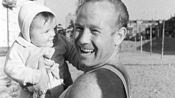 Космонавт Алексей Леонов с дочерью Викой Космонавт Алексей Леонов с дочерью Викой
