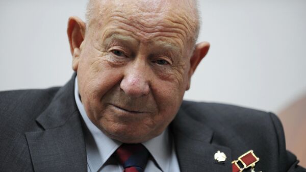 Космонавт Алексей Леонов во время интервью агентству РИА Новости Космонавт Алексей Леонов во время интервью агентству РИА Новости