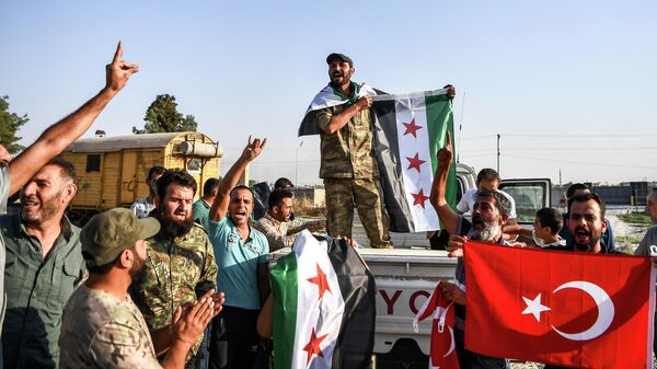 Бойцы поддерживаемой Турцией сирийской вооруженной оппозиции празднуют взятие города Телль-Абъяд. Бойцы поддерживаемой Турцией сирийской вооруженной оппозиции празднуют взятие города Телль-Абъяд.