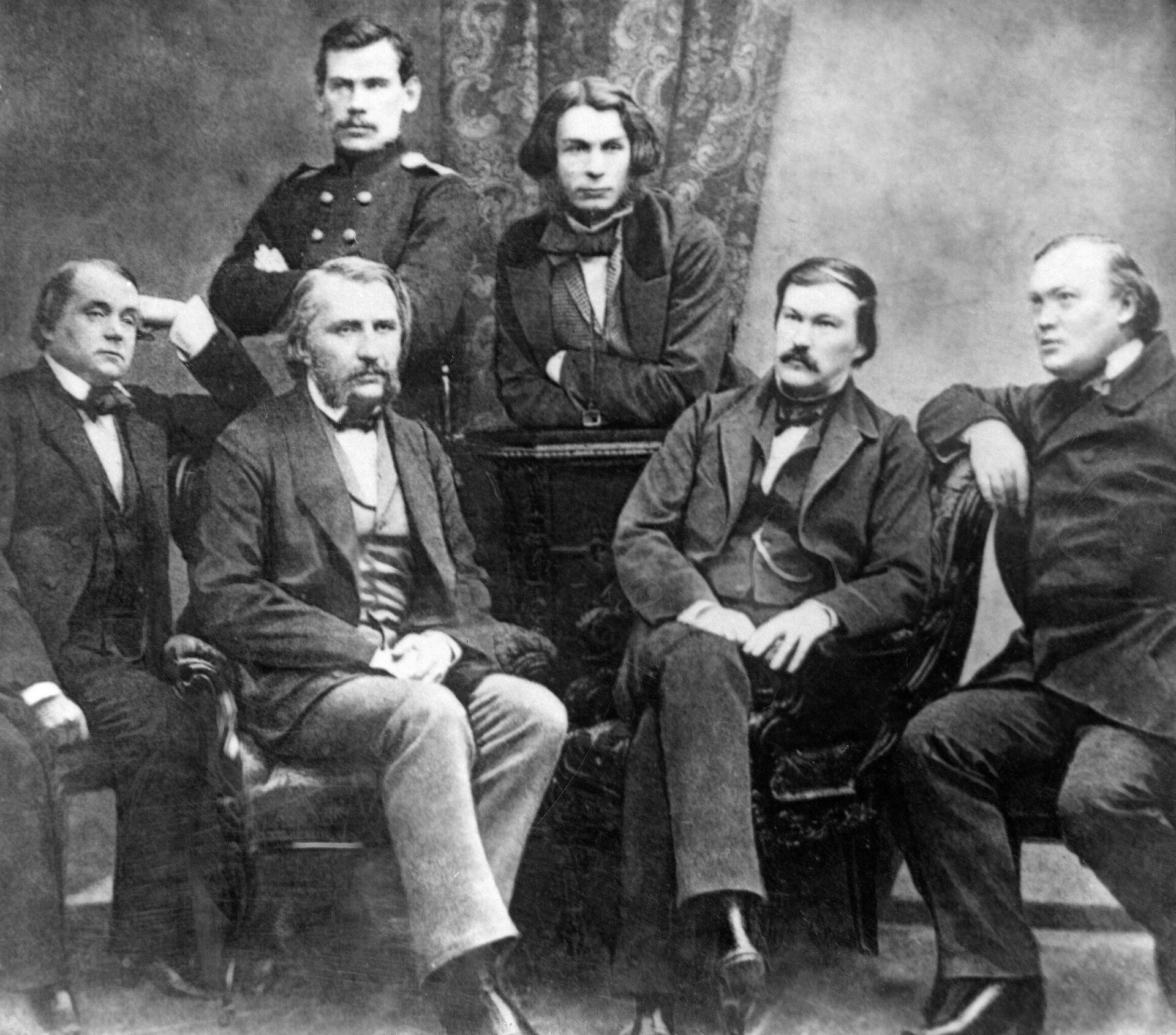 Сотрудники литературного и общественно-политического журнала Современник. Сидят (слева направо): И. Гончаров, И. Тургенев. Стоит слева Л. Толстой Сотрудники литературного и общественно-политического журнала Современник. Сидят (слева направо): И. Гончаров, И. Тургенев. Стоит слева Л. Толстой - РИА Новости, 1920, 08.04.2021