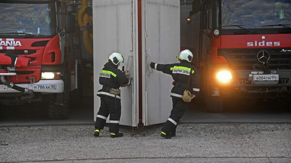 Двое пожарных пострадали при тушении возгорания на складе в Москве