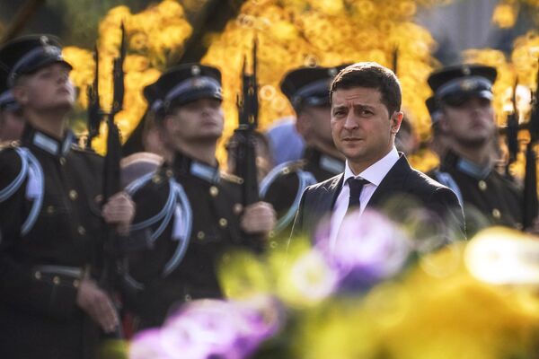 Президент Украины Владимир Зеленский на церемонии возложения цветов к памятнику Свободы в Риге. 16 октября 2109 Президент Украины Владимир Зеленский на церемонии возложения цветов к памятнику Свободы в Риге. 16 октября 2109