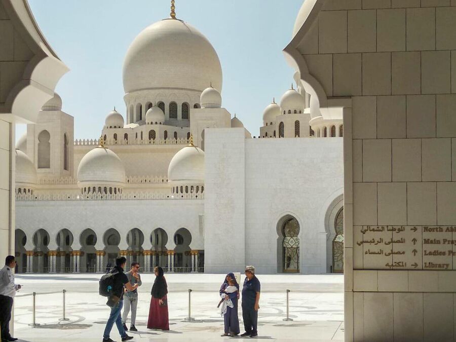 Туристы у входа в мечеть шейха Зайда в Абу-Даби, ОАЭ