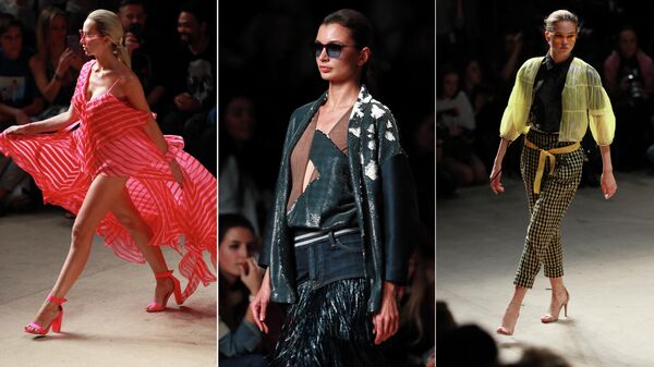 Модели демонстрирует одежду из коллекции Julia Dalakian на площадке Mercedes-Benz Fashion Week Russia в Центральном выставочном зале Манеж в Москве Модели демонстрирует одежду из коллекции Julia Dalakian на площадке Mercedes-Benz Fashion Week Russia в Центральном выставочном зале Манеж в Москве