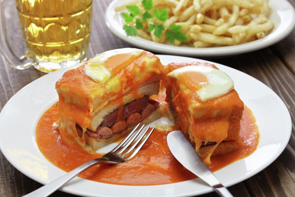 Домашнее francesinha, португальский сэндвич Домашнее francesinha, португальский сэндвич