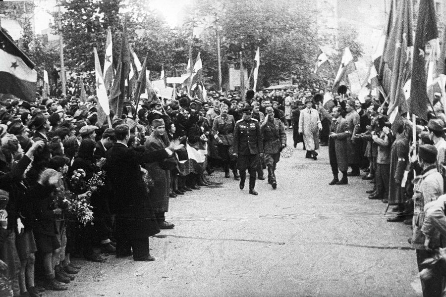 Советские войска и югославские партизаны входят в Белград Советские войска и югославские партизаны входят в Белград