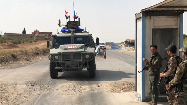 Патруль военной полиции РФ в районе Манбиджа на северо-востоке Сирии Патруль военной полиции РФ в районе Манбиджа на северо-востоке Сирии