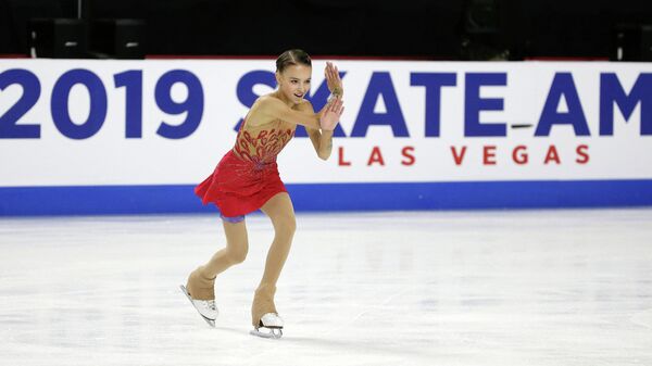 Анна Щербакова (Россия) во время выступления на первом этапе Гран-при Skate America в Лас-Вегасе (США)