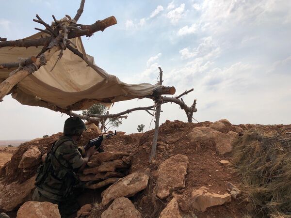 Сирийские военные на линии обороны на северо-западе района Манбидж Сирийские военные на линии обороны на северо-западе района Манбидж