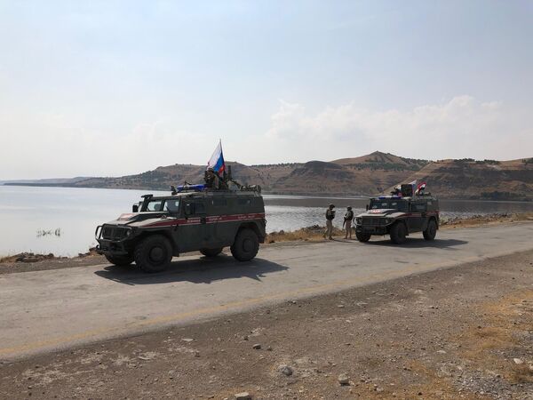 Патруль военной полиции РФ на берегу реки Евфрат на севере провинции Алеппо Патруль военной полиции РФ на берегу реки Евфрат на севере провинции Алеппо