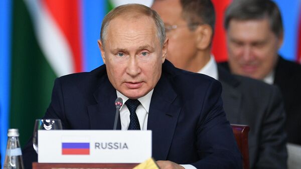 Президент РФ Владимир Путин на первом пленарном заседании саммита Россия - Африка Президент РФ Владимир Путин на первом пленарном заседании саммита Россия - Африка