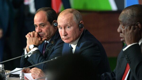 Президент РФ Владимир Путин и сопредседатель саммита президент Арабской республики Египет Абдель Фаттах ас-Сиси на втором пленарном заседании саммита Россия - Африка Президент РФ Владимир Путин и сопредседатель саммита президент Арабской республики Египет Абдель Фаттах ас-Сиси на втором пленарном заседании саммита Россия - Африка