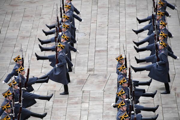 Военнослужащие Президентского полка во время церемонии развода пеших и конных караулов на Соборной площади Московского Кремля Военнослужащие Президентского полка во время церемонии развода пеших и конных караулов на Соборной площади Московского Кремля