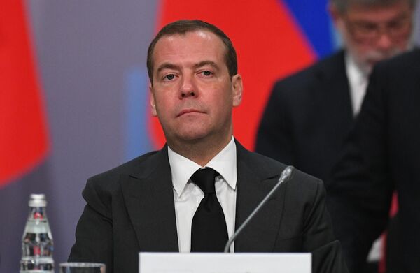 Председатель правительства РФ Дмитрий Медведев на заседании Совета глав правительств СНГ Председатель правительства РФ Дмитрий Медведев на заседании Совета глав правительств СНГ