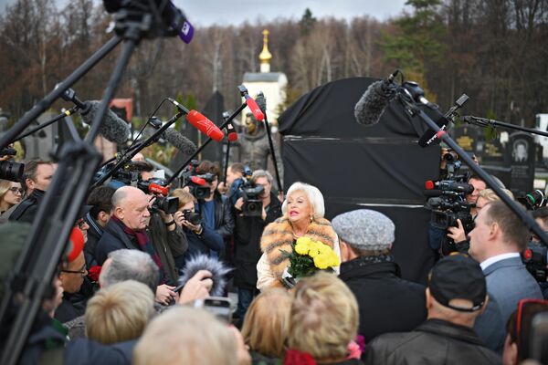 Вдова Николая Караченцова Людмила Поргина во время церемонии открытия памятника актеру Николаю Караченцову на Троекуровском кладбище Вдова Николая Караченцова Людмила Поргина во время церемонии открытия памятника актеру Николаю Караченцову на Троекуровском кладбище