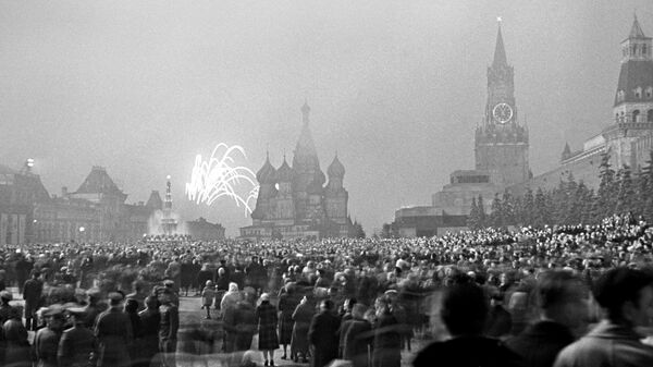 Салют Победы. 9 мая 1945 года на Красной площади в Москве Салют Победы. 9 мая 1945 года на Красной площади в Москве