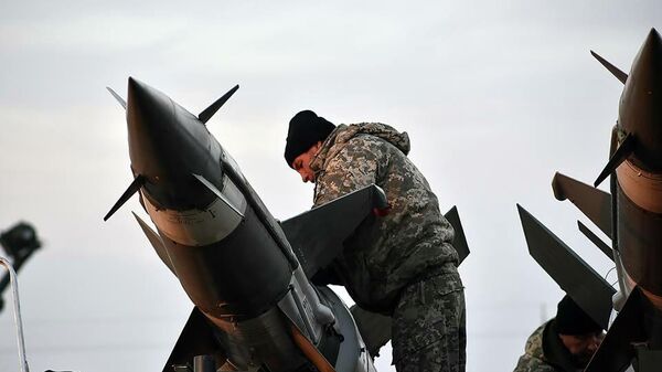 Украинский военнослужащий во время учений Украинский военнослужащий во время учений