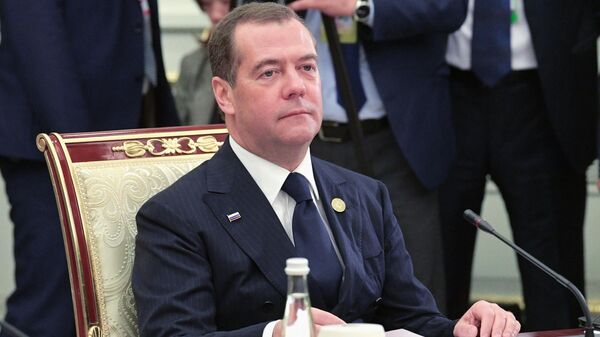 Медведев пригласил представителей ШОС обсудить расчеты в нацвалютах