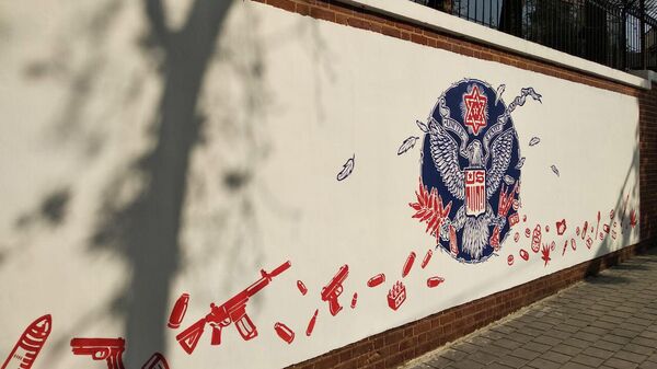 Новые граффити на стене бывшего посольства США в Тегеране Новые граффити на стене бывшего посольства США в Тегеране