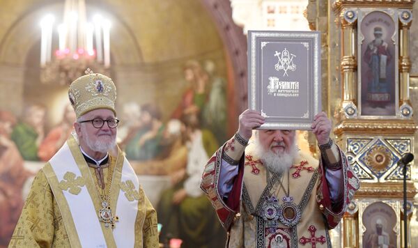 Патриарх Московский и всея Руси Кирилл и архиепископ Дубнинский Иоанн во время литургии по случаю присоединения Архиепископии западноевропейских приходов русской традиции к РПЦ в Храме Христа Спасителя в Москве Патриарх Московский и всея Руси Кирилл и архиепископ Дубнинский Иоанн во время литургии по случаю присоединения Архиепископии западноевропейских приходов русской традиции к РПЦ в Храме Христа Спасителя в Москве