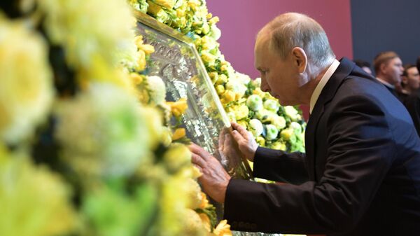 Президент РФ Владимир Путин у иконы Святителя Николая Чудотворца на выставке Память поколений: Великая Отечественная война в изобразительном искусстве Президент РФ Владимир Путин у иконы Святителя Николая Чудотворца на выставке Память поколений: Великая Отечественная война в изобразительном искусстве