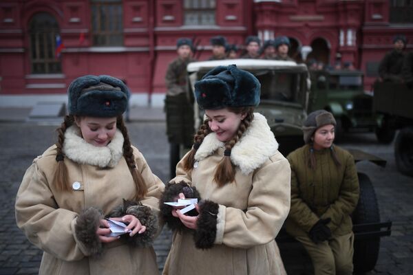 Участницы марша, приуроченного к 78-й годовщине парада 1941 года на Красной площади Участницы марша, приуроченного к 78-й годовщине парада 1941 года на Красной площади