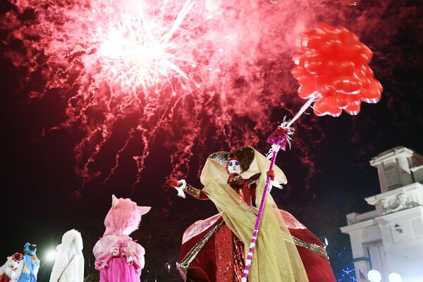 Участники фестиваля-конкурса Санта Клаус отдыхает – на арене Дед Мороз в Евпатории Участники фестиваля-конкурса Санта Клаус отдыхает – на арене Дед Мороз в Евпатории