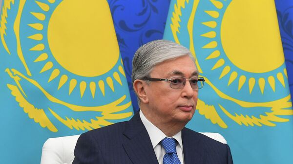 Казахстан не боится "тесных объятий" Китая, заявил Токаев
