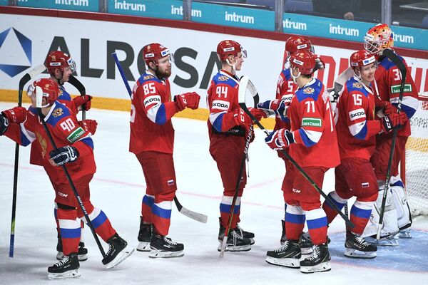 Хоккеисты сборной России радуются победе Хоккеисты сборной России радуются победе