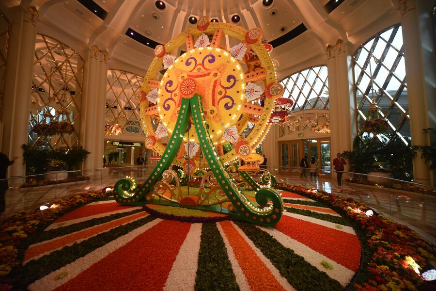 Инсталляция из живых цветов внутри казино Wynn Palace в Макао Инсталляция из живых цветов внутри казино Wynn Palace в Макао