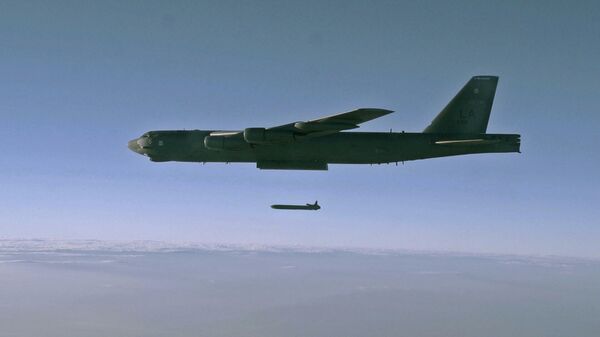 Запуск крылатой ракеты AGM-86B с борта стратегического бомбардировщика B-52H Stratofortress над полигоном для испытаний в штате Юта Запуск крылатой ракеты AGM-86B с борта стратегического бомбардировщика B-52H Stratofortress над полигоном для испытаний в штате Юта