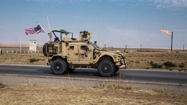 Американский военный автомобиль патрулируют сирийские нефтяные месторождения Американский военный автомобиль патрулируют сирийские нефтяные месторождения