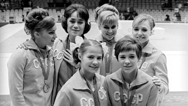 Гимнастки Людмила Турищева, Любовь Бурда, Лариса Петрик, Зинаида Воронина, Ольга Карасева и Наталья Кучинская Гимнастки Людмила Турищева, Любовь Бурда, Лариса Петрик, Зинаида Воронина, Ольга Карасева и Наталья Кучинская
