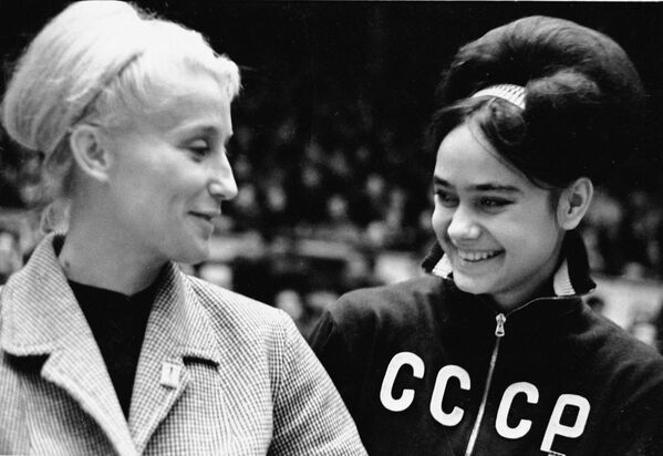 Олимпийская чемпионка Полина Астахова и молодая гимнастка Зинаида Дружинина Олимпийская чемпионка Полина Астахова и молодая гимнастка Зинаида Дружинина