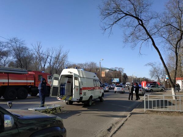 Сотрудники правоохранительных органов у входа в здание Амурского колледжа строительства и жилищно-коммунального хозяйства в Благовещенске, где произошла стрельб Сотрудники правоохранительных органов у входа в здание Амурского колледжа строительства и жилищно-коммунального хозяйства в Благовещенске, где произошла стрельб