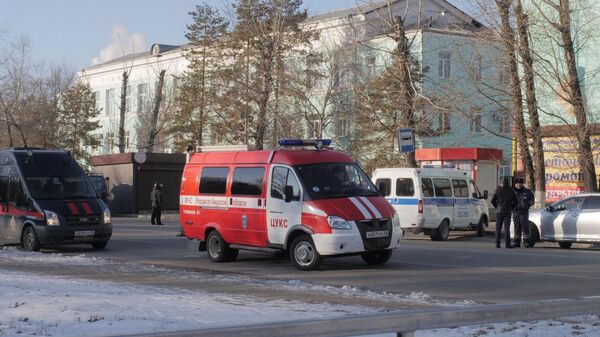 Автомобили правоохранительных служб и МЧС у здания Амурского колледжа строительства и жилищно-коммунального хозяйства в Благовещенске, где произошла стрельба Автомобили правоохранительных служб и МЧС у здания Амурского колледжа строительства и жилищно-коммунального хозяйства в Благовещенске, где произошла стрельба