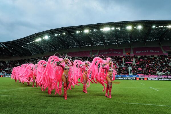 Танцоры Мулен Руж выступают перед матчем по регби между командами Stade Francais и Racing 92, 10 ноября 2019 Танцоры Мулен Руж выступают перед матчем по регби между командами Stade Francais и Racing 92, 10 ноября 2019