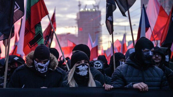 Участники марша по случаю Дня независимости Польши на одной из улиц Варшавы Участники марша по случаю Дня независимости Польши на одной из улиц Варшавы