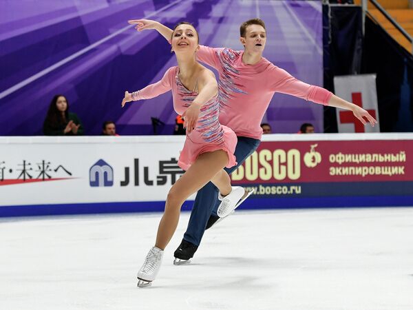 Александра Бойкова и Дмитрий Козловский (Россия) выступают в короткой программе парного катания на V этапе Гран-при по фигурному катанию в Москве. Александра Бойкова и Дмитрий Козловский (Россия) выступают в короткой программе парного катания на V этапе Гран-при по фигурному катанию в Москве.