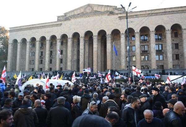 Участники акции протеста в Тбилиси против правящих властей. 17 ноября 2019 Участники акции протеста в Тбилиси против правящих властей. 17 ноября 2019
