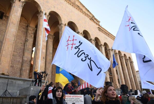 Участники акции протеста в Тбилиси против правящих властей. 17 ноября 2019 Участники акции протеста в Тбилиси против правящих властей. 17 ноября 2019