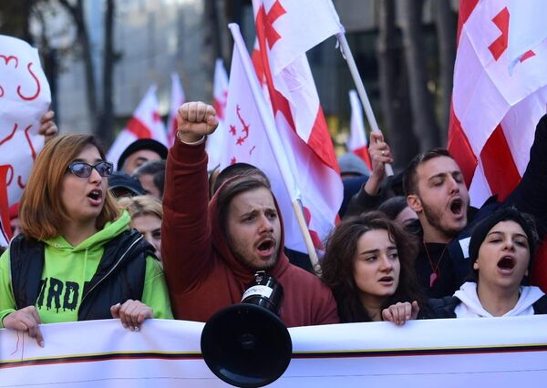 Участники акции протеста в Тбилиси против правящих властей. 17 ноября 2019 Участники акции протеста в Тбилиси против правящих властей. 17 ноября 2019